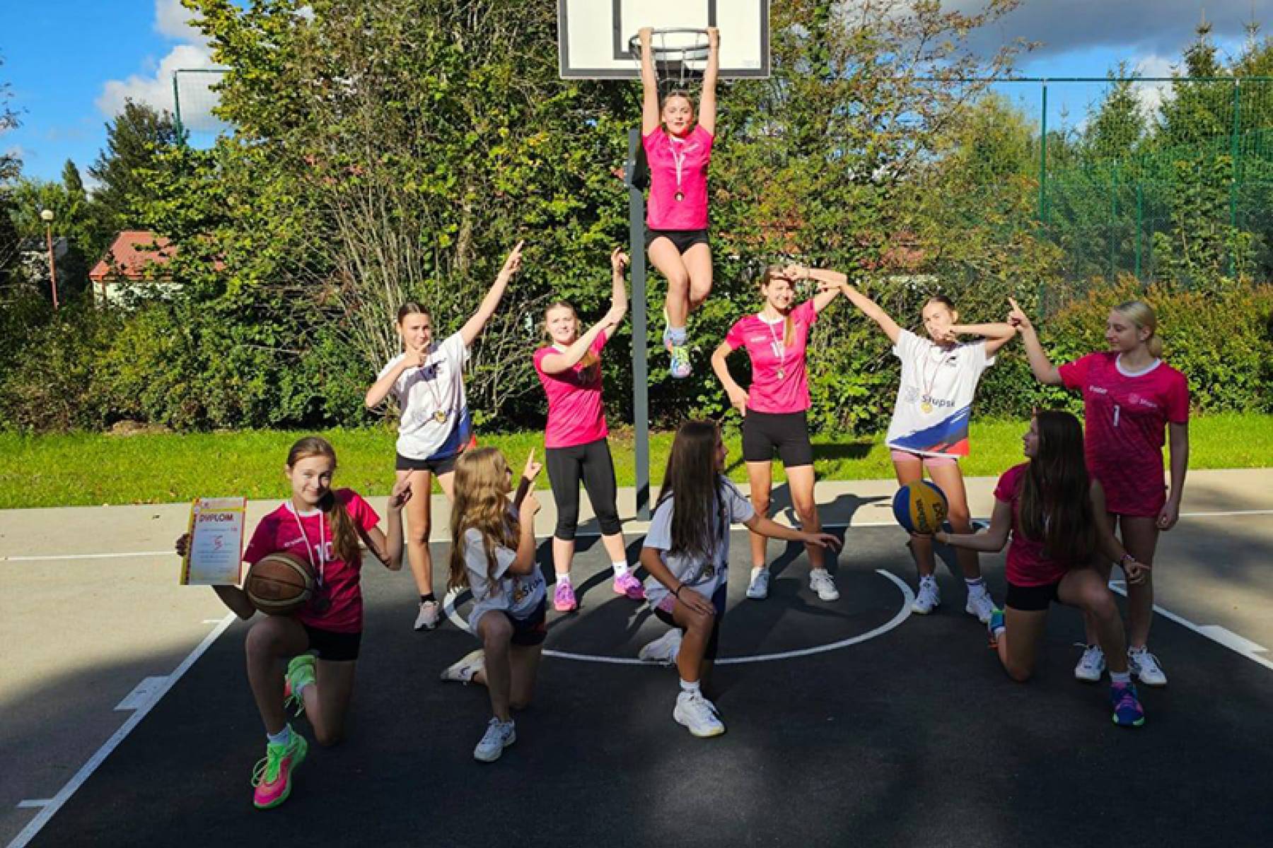 Sukcesy dziewcząt i chłopców SP16 w koszykówce 3x3